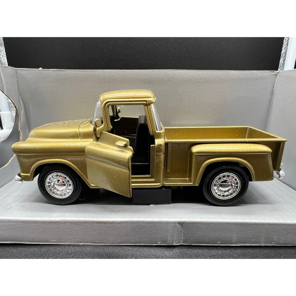 NewRay Toys 1:32 Scale Chevrolet Step-Side Pickup Truck - Picture 1 of 10